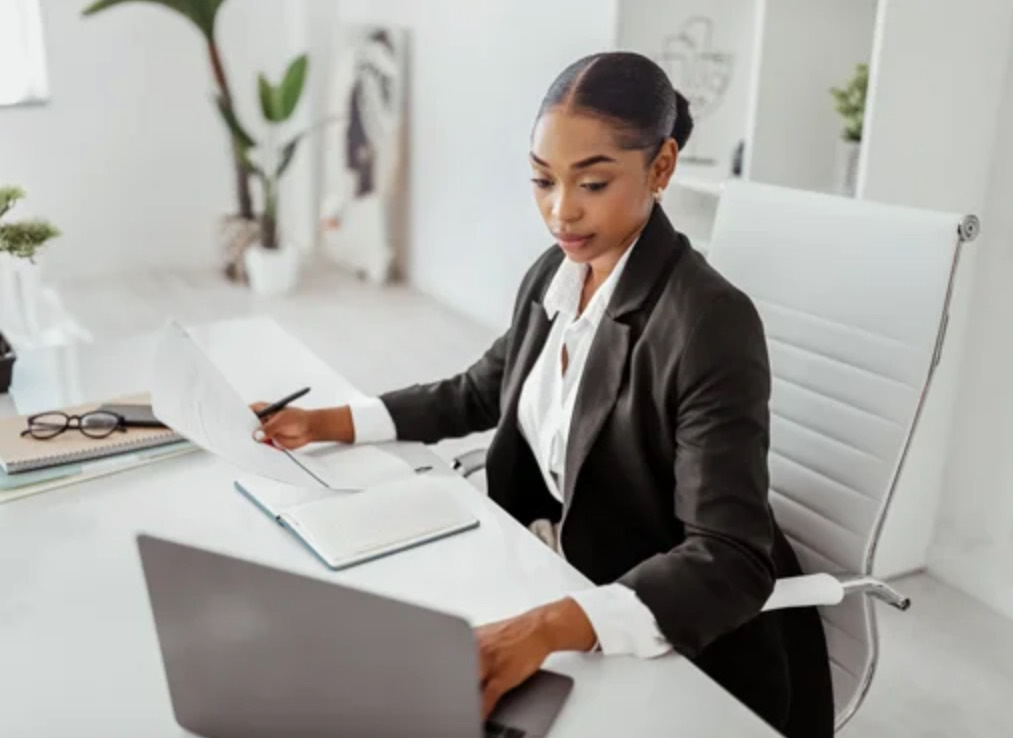 Assistante ressources humaines travaillant sur des documents au bureau