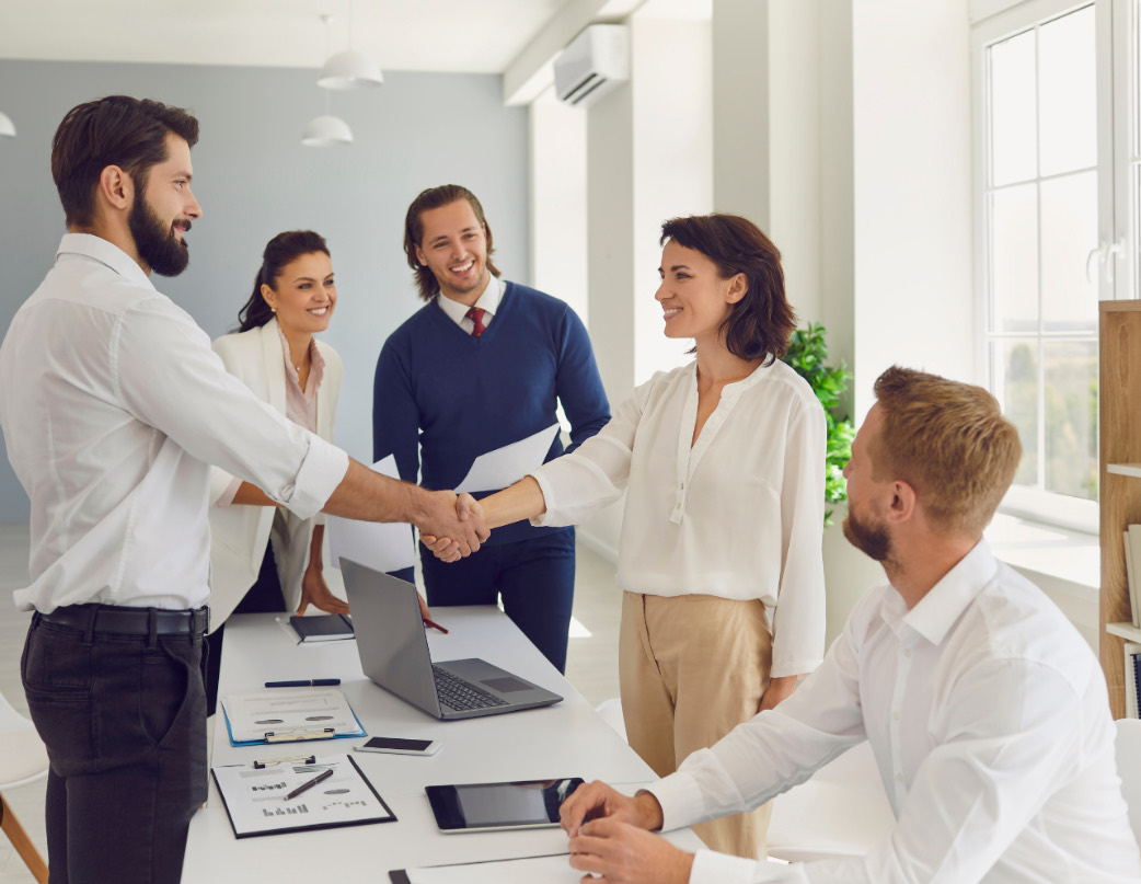 Négociateur technico-commercial concluant un accord avec une cliente