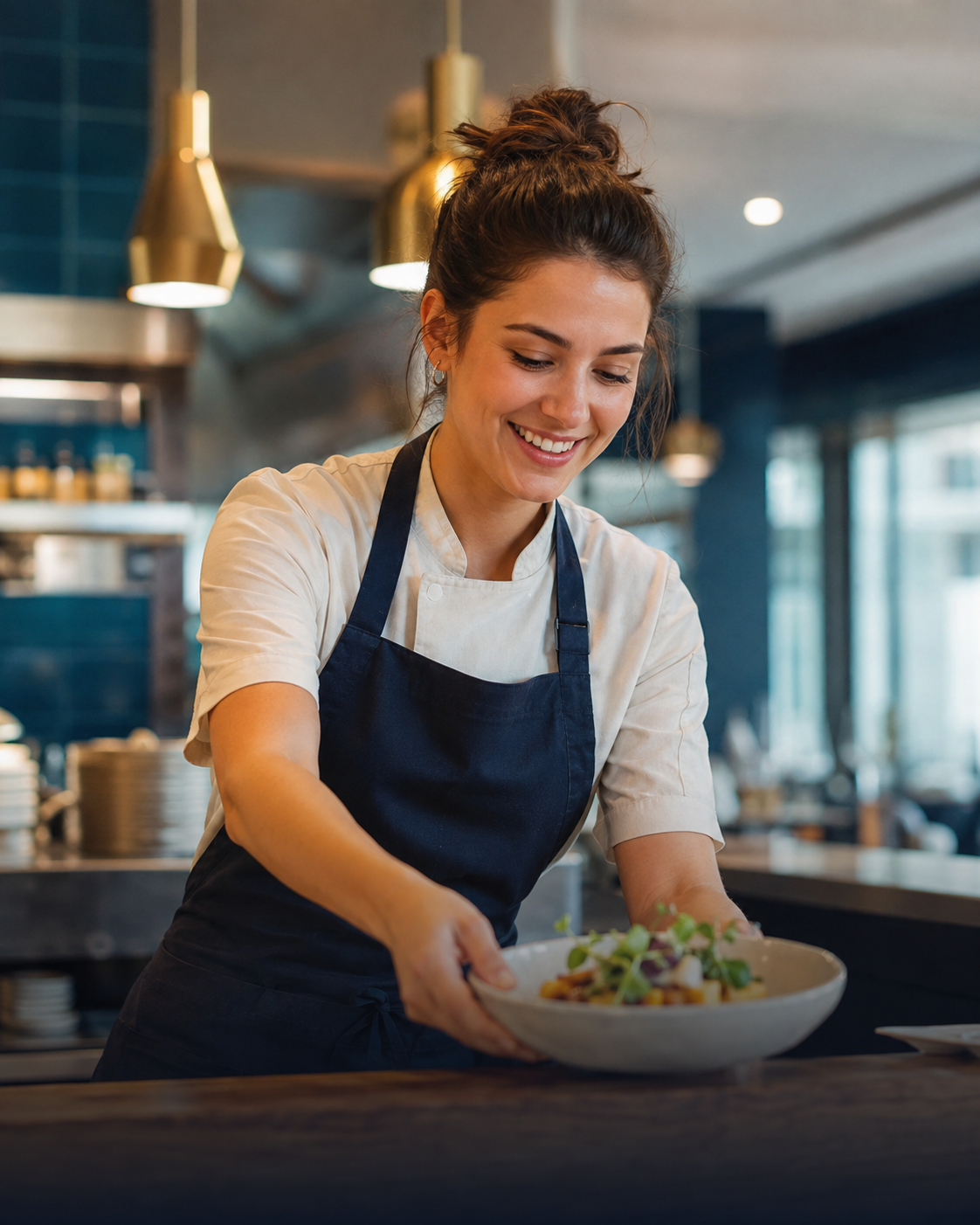 Employée polyvalente préparant un plat en restauration
